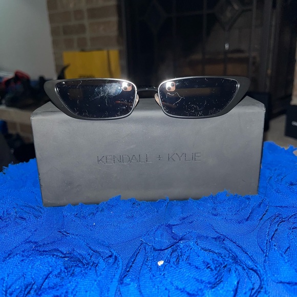 - [ ] Black Kendall & Kyle authentic - Picture 1 of 2